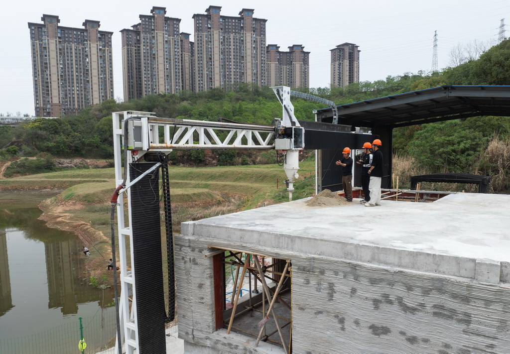 4月9日拍摄的3D打印机建设的双层小楼（无人机照片）。新华社记者 肖艺九 摄
