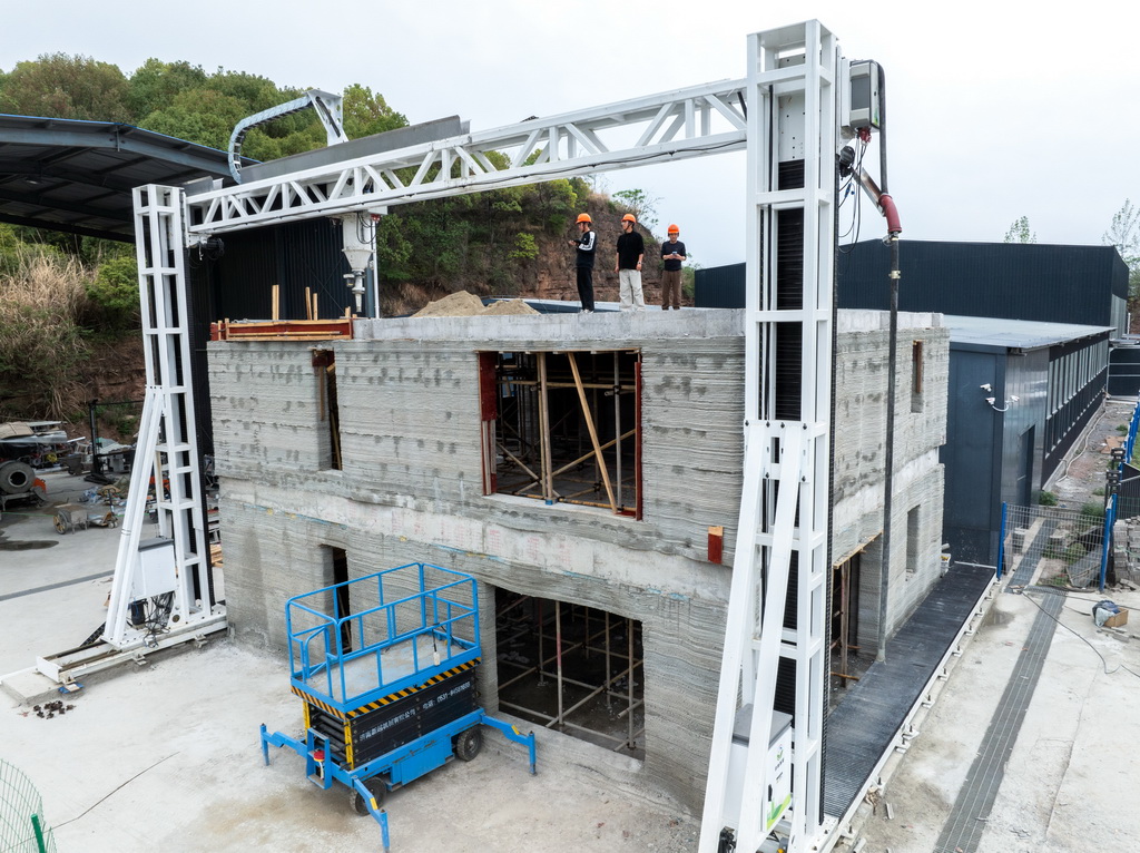 4月9日拍摄的3D打印机建设的双层小楼（无人机照片）。新华社记者 肖艺九 摄