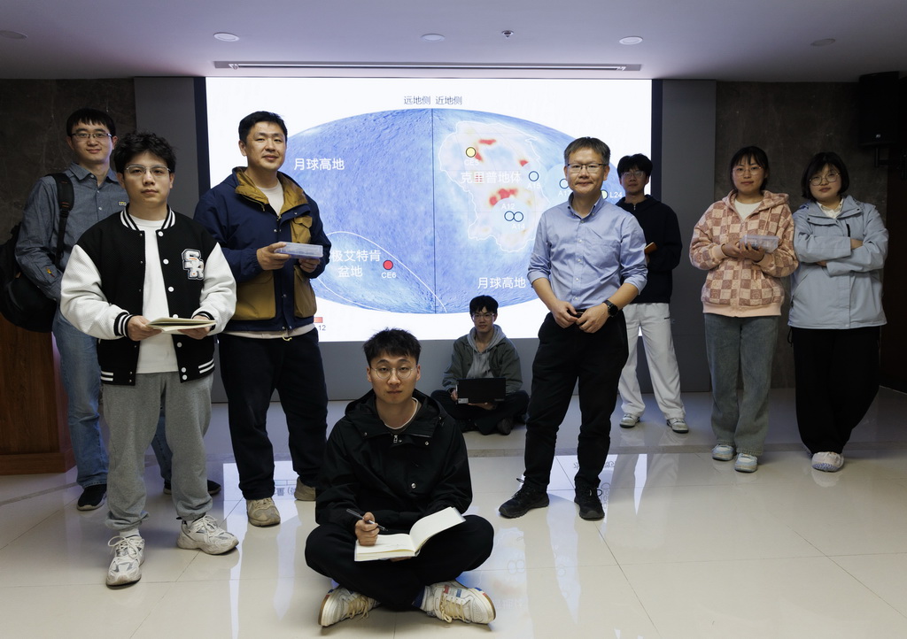 4月8日，在中国科学院地质与地球物理研究所，胡森研究员（右四）、郝佳龙高级工程师（左三）和团队成员合影。