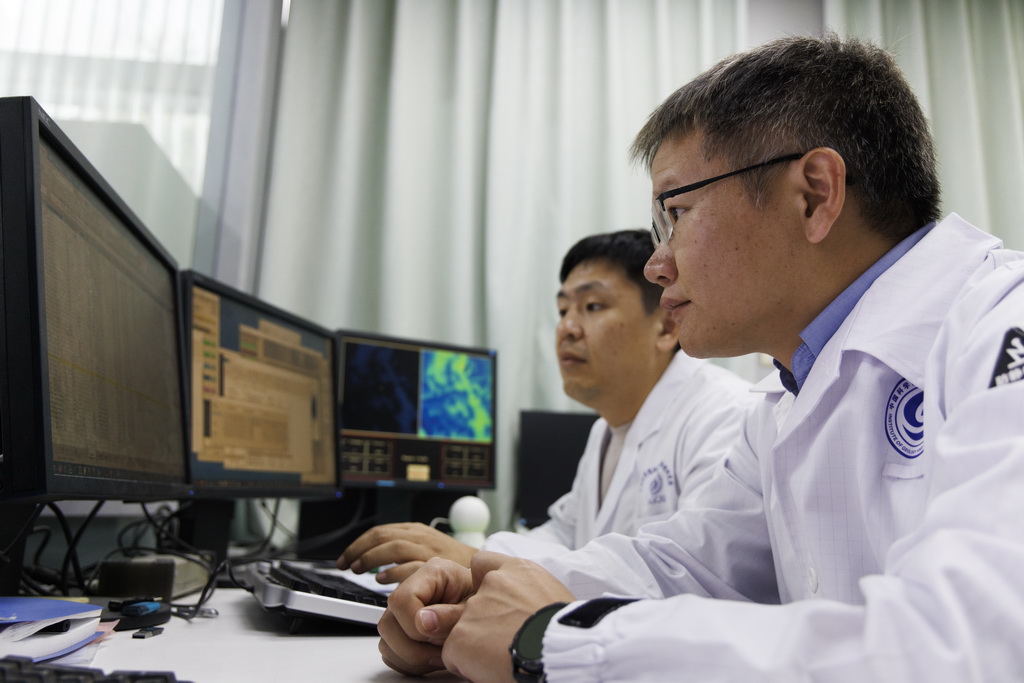 4月8日，在中国科学院地质与地球物理研究所纳米离子探针实验室，胡森研究员（前）、郝佳龙高级工程师观察月球样品检测数据。