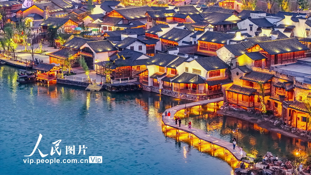 江苏宜兴：窑湖小镇夜色迷人