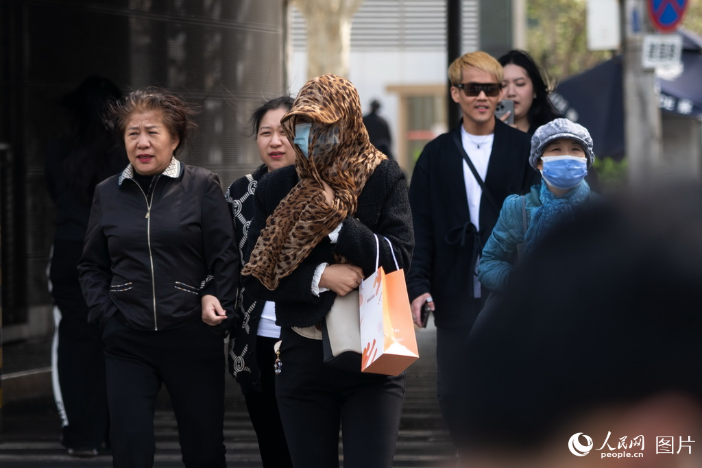 4月12日，北京西大望路，市民在大风中出行。人民网记者 翁奇羽摄