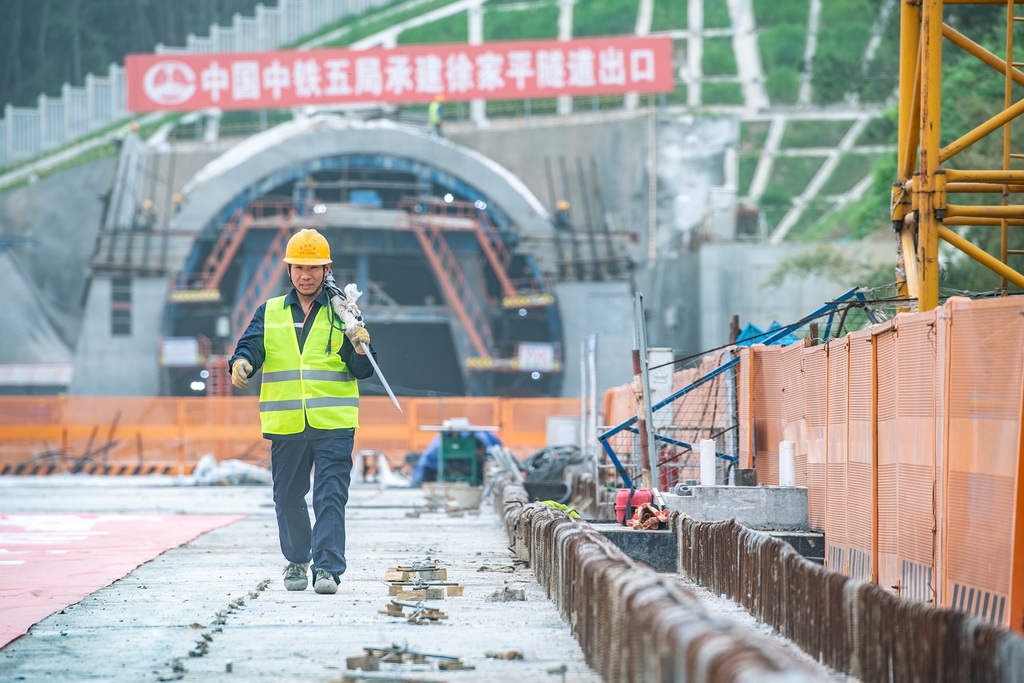 4月12日，工人在成渝中线高铁玄天湖双线大桥建设现场施工作业。