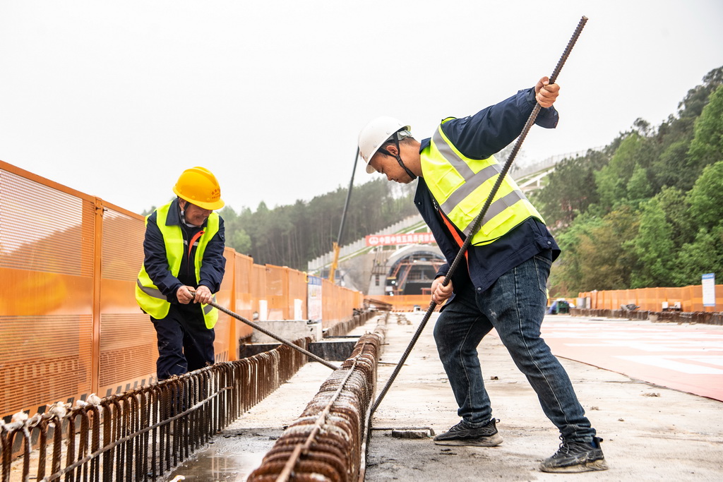 4月12日，工人在成渝中线高铁玄天湖双线大桥建设现场施工作业。