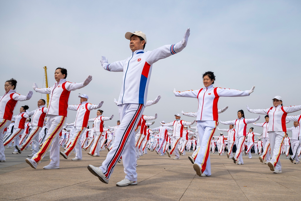 4月12日，市民在佳木斯市“喊江节”主会场进行广场舞表演。新华社记者 张涛 摄
