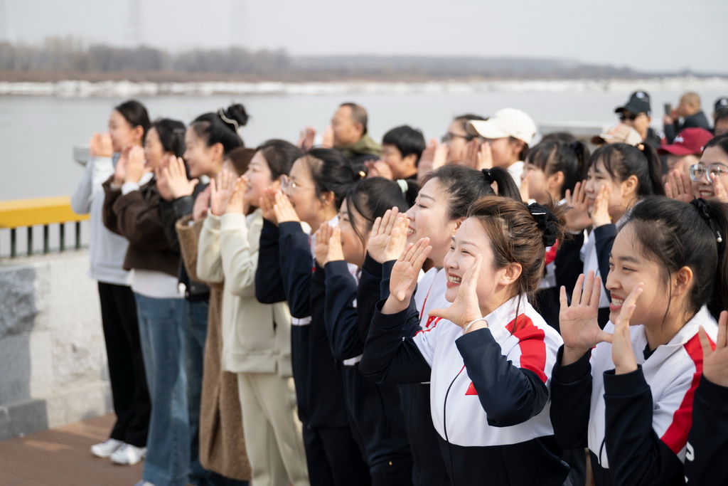 4月12日，人们在佳木斯市“喊江节”主会场高喊“开江啦”。新华社记者 张涛 摄