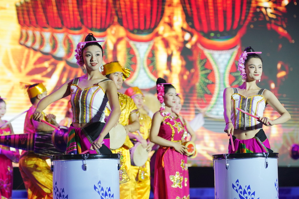 4月12日，在西双版纳傣族自治州景洪市，演员在傣历新年节（2025年泼水节）文艺晚会上表演。