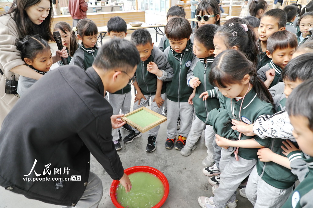 4月13日，学生们正在学习制作花草书。