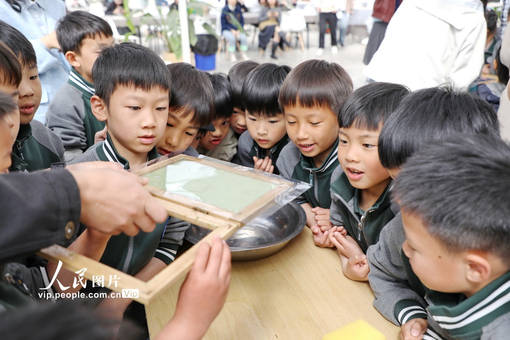 4月13日，学生们正在学习制作花草书。