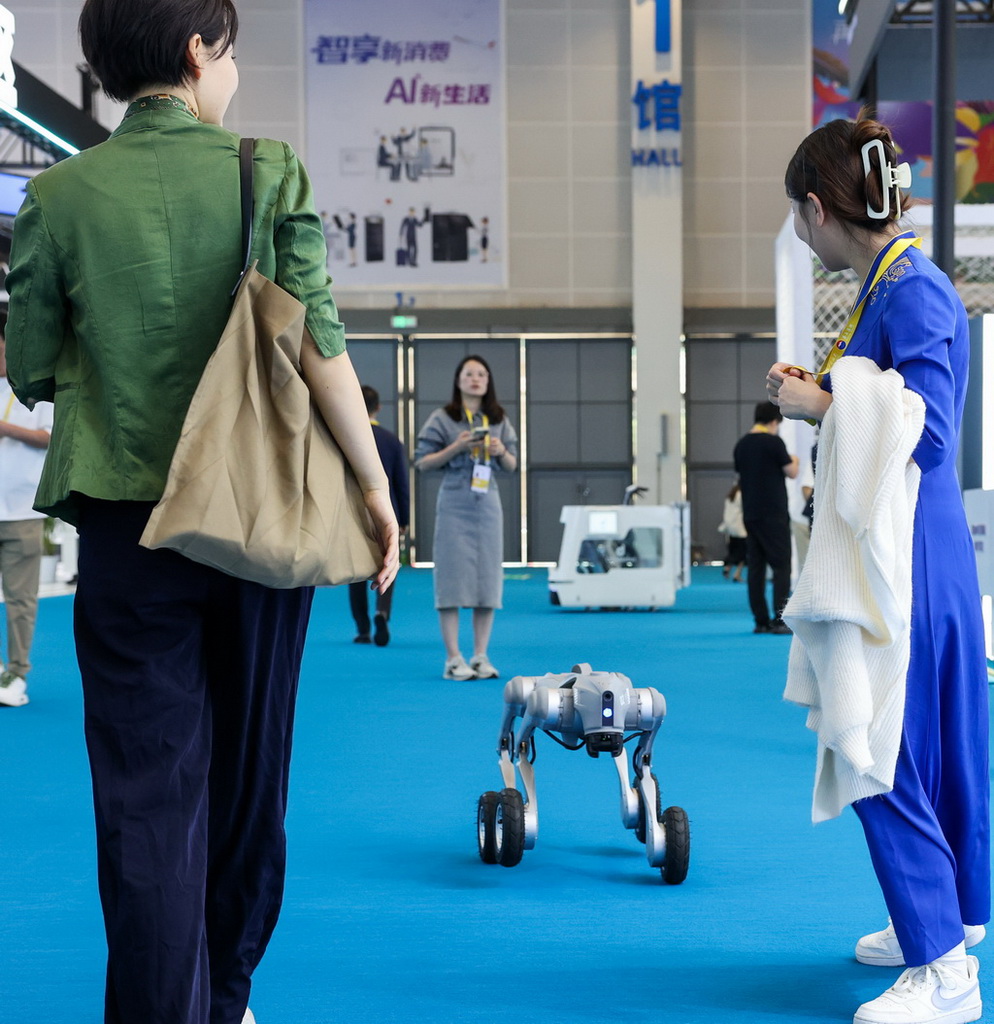 4月13日，宇树科技展示的机器狗在第五届消博会场馆内活动。新华社记者 杨冠宇 摄