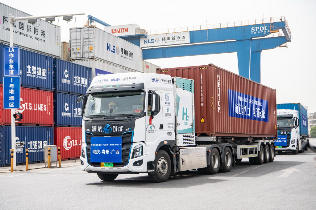 4月14日，氢能重卡在陆海新通道重庆无水港顺利发车。