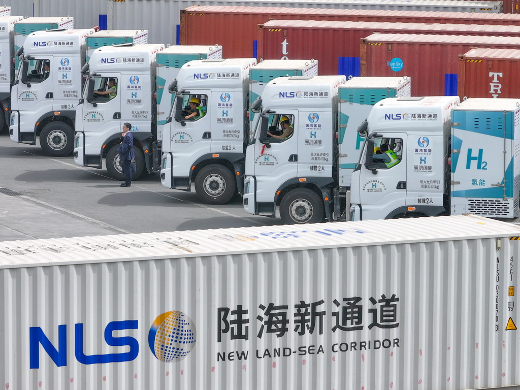 4月14日，氢能重卡在陆海新通道重庆无水港等候发车（无人机照片）。