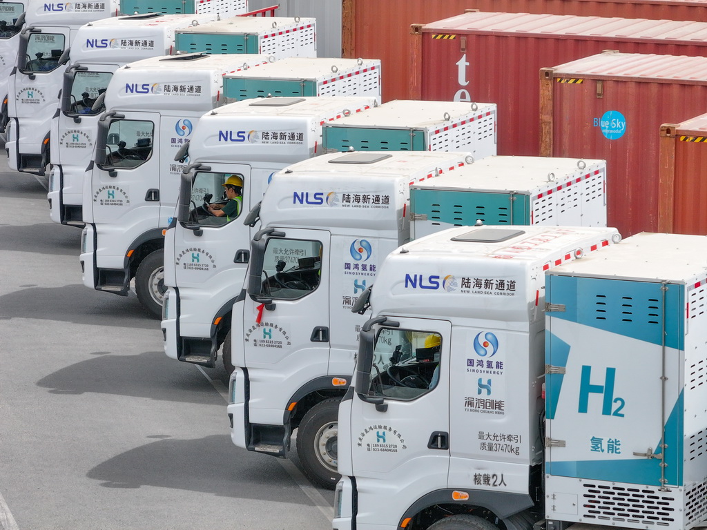 4月14日，氢能重卡在陆海新通道重庆无水港等候发车（无人机照片）。