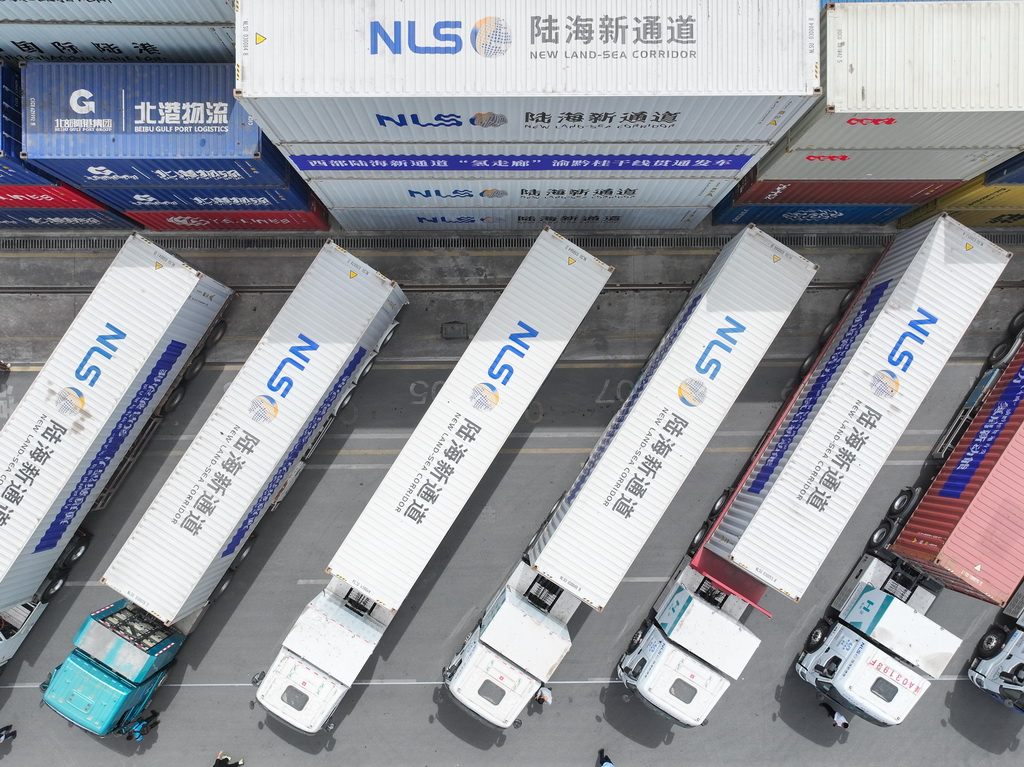 4月14日，氢能重卡在陆海新通道重庆无水港等候发车（无人机照片）。