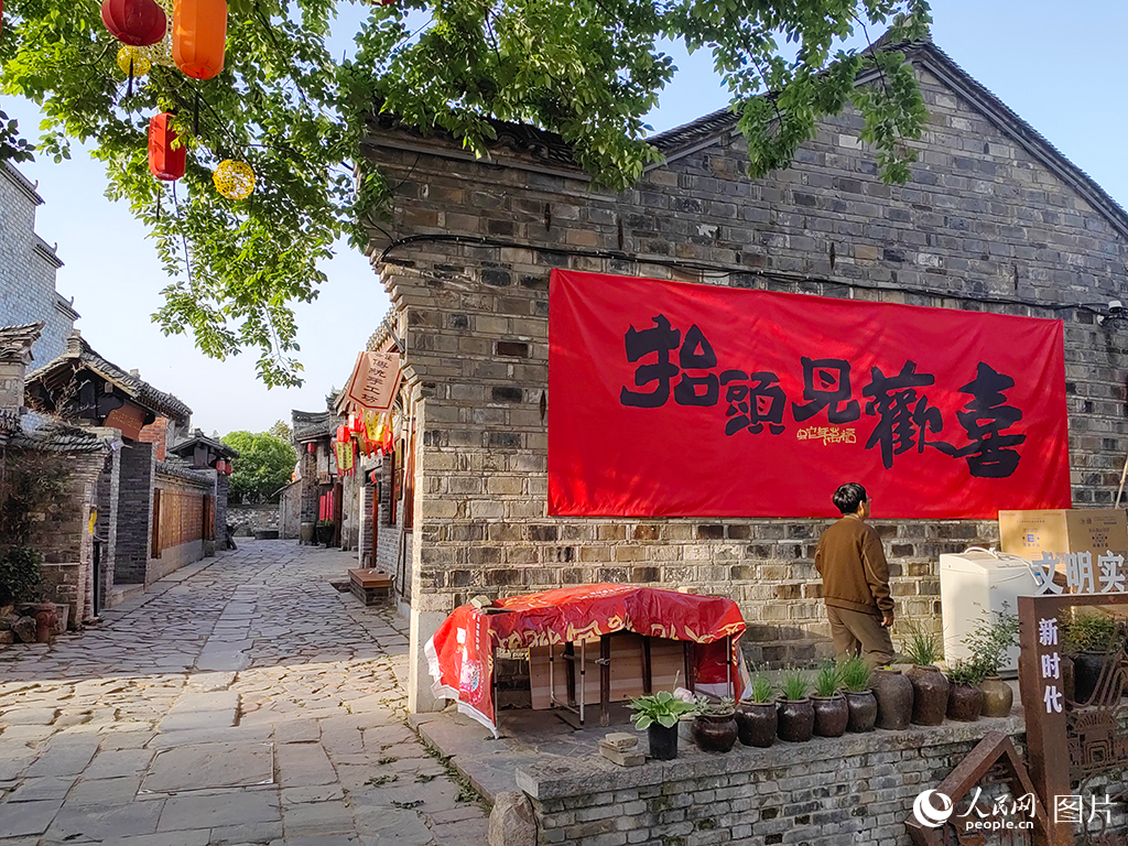 西河古镇街面青石板保存完好，古民居中大部分保留前铺后房的格局。