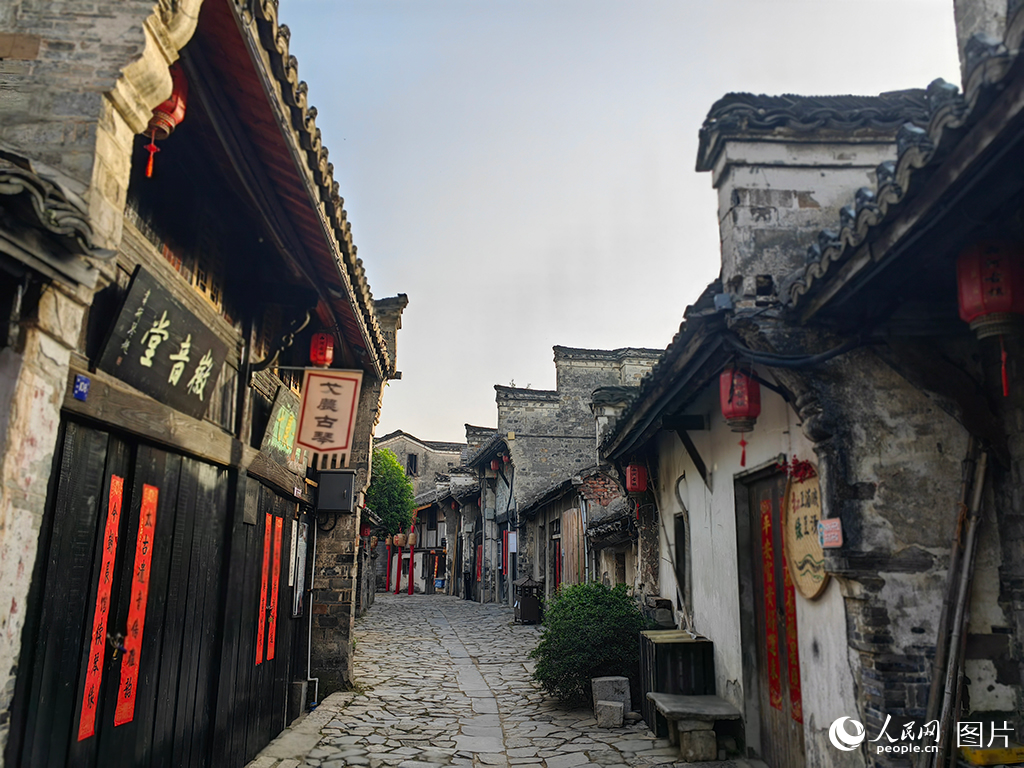 西河古镇，“守”艺人都纷纷来到这里开店，传承传统文化。