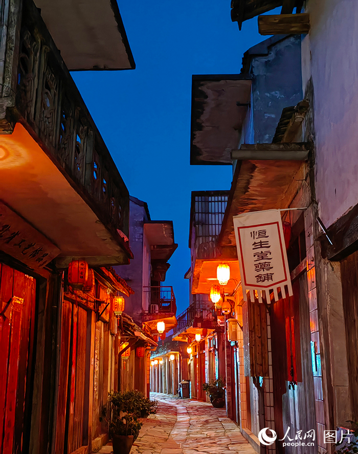 西河古镇的夜晚，散布于小巷中精巧的彩灯将古镇妆点得璀璨夺目。