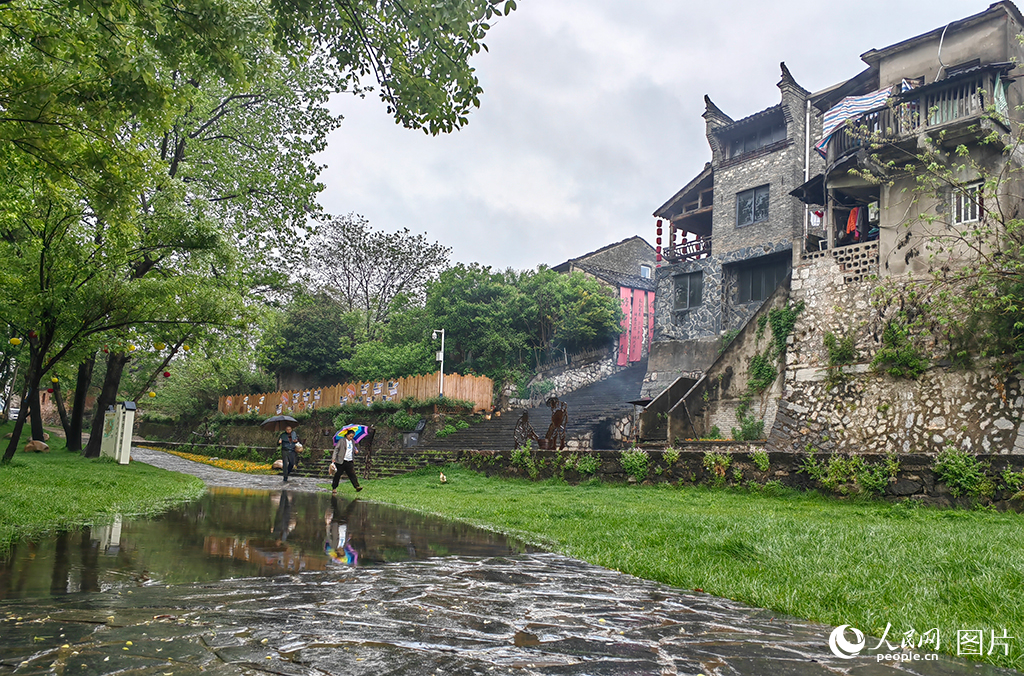 西河渡口，雨中村民赶往西河渡口，准备乘船渡河。