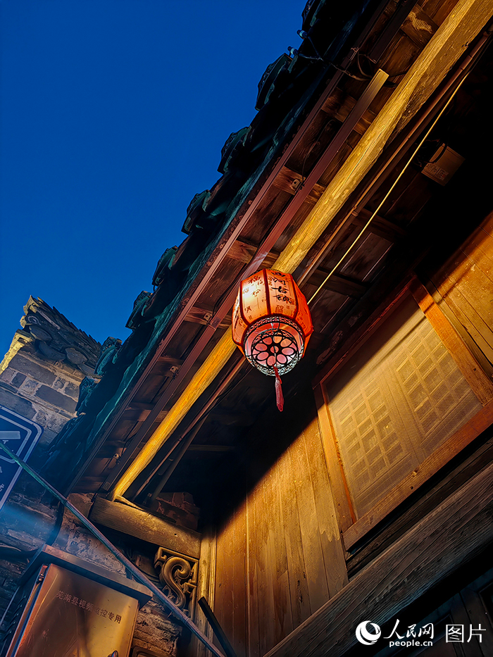 西河古镇的夜晚，古镇小巷中精巧的彩灯将古镇妆点得璀璨夺目。