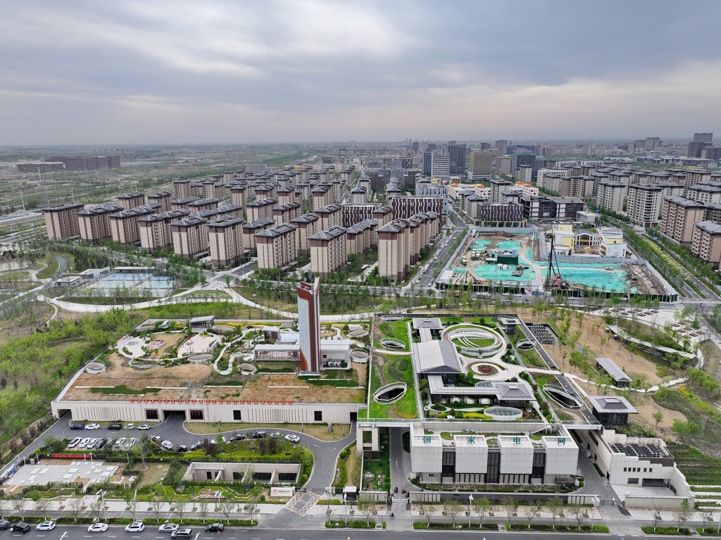 这是雄安新区剧村220千伏变电站（4月15日摄，无人机照片）。该变电站屋顶覆土建设成公园，形成与城市融合共生的景观。