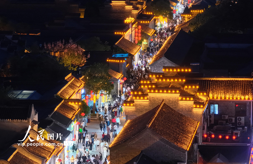 江苏扬州：古街“夜经济”升温 释放文旅消费潜力【4】