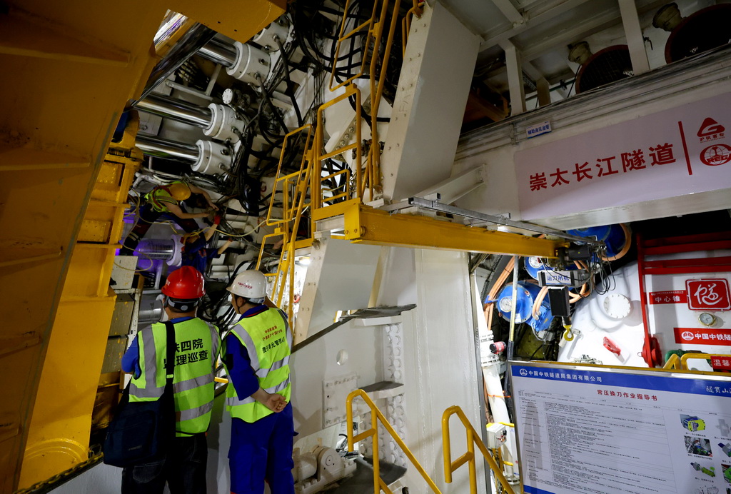 4月16日，工程技术人员在“领航号”盾构机内查看施工现场。