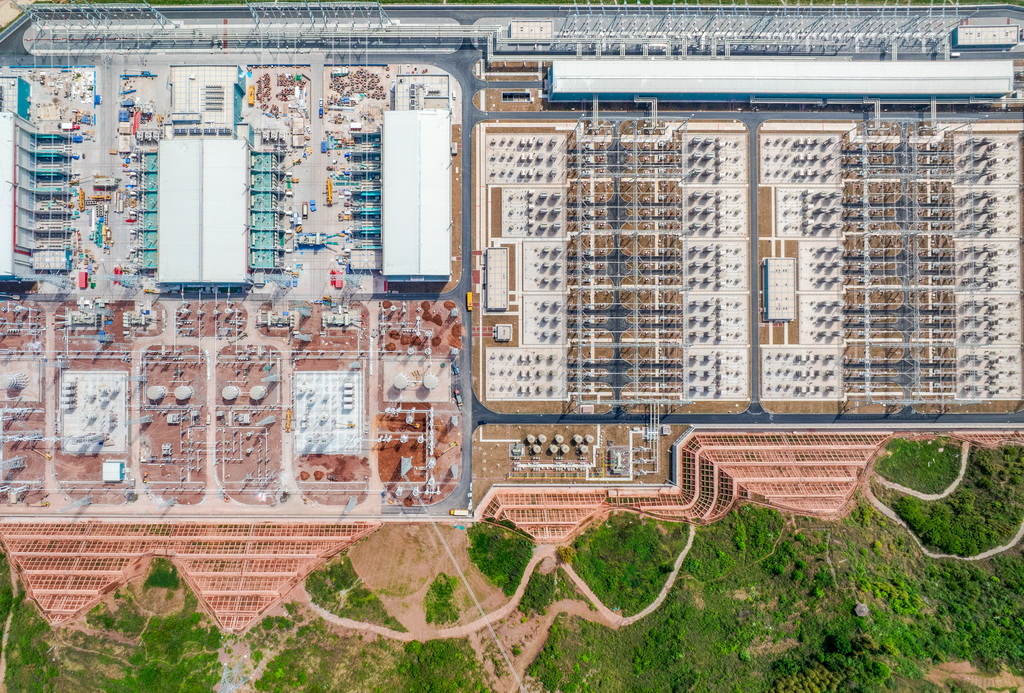 这是4月16日拍摄的建设中的“疆电入渝”特高压工程渝北换流站（无人机照片）。新华社发（郑贤列摄）