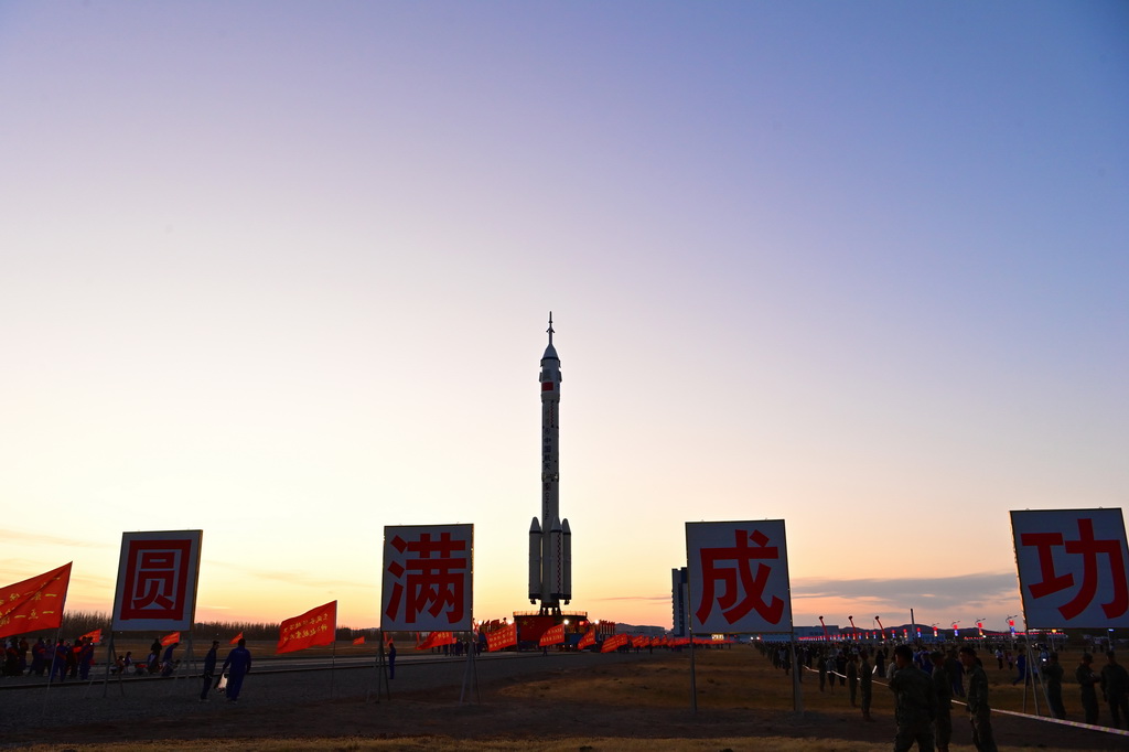 4月16日，神舟二十号载人飞船与长征二号F遥二十运载火箭组合体在垂直转运中。新华社发（汪江波 摄）