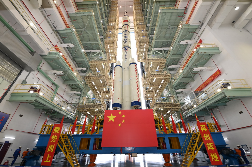 4月16日，神舟二十号载人飞船与长征二号F遥二十运载火箭组合体准备转运。新华社发（汪江波 摄）