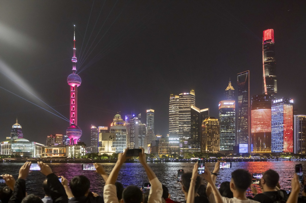 4月17日，人们在上海外滩拍摄对岸陆家嘴庆祝浦东开发开放35周年光影秀。