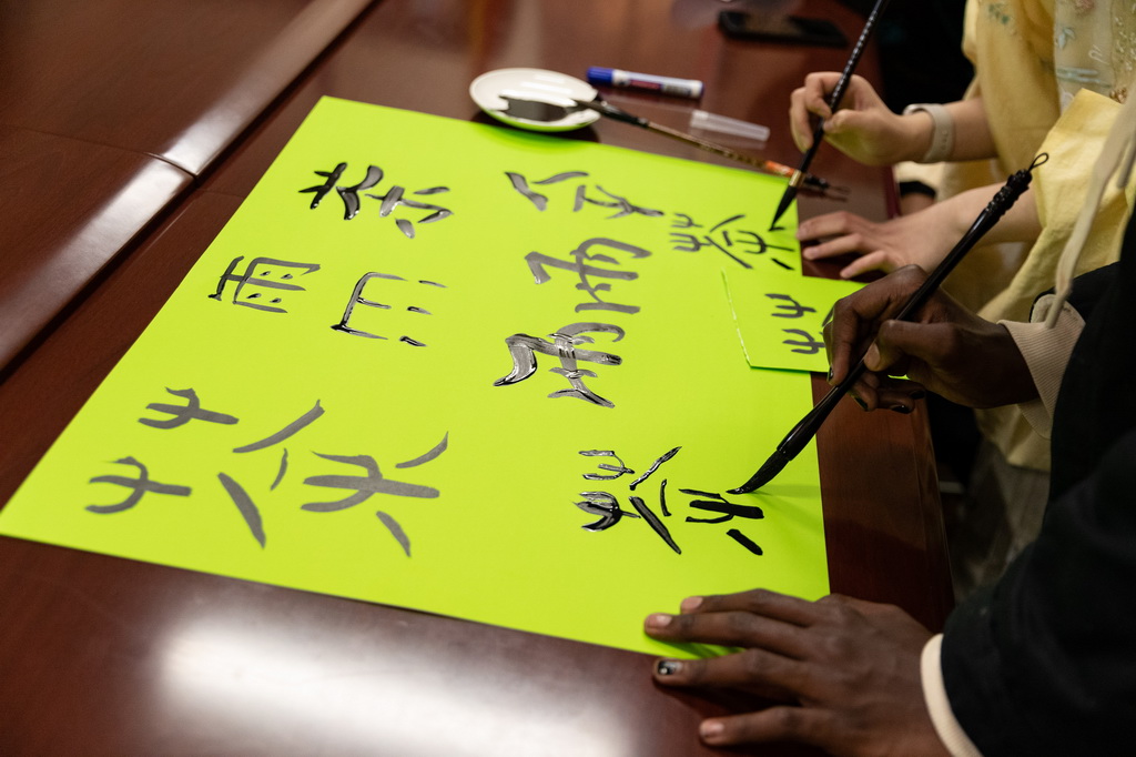 4月17日，在南非约翰内斯堡，学生在“国际中文日”活动上写毛笔字。