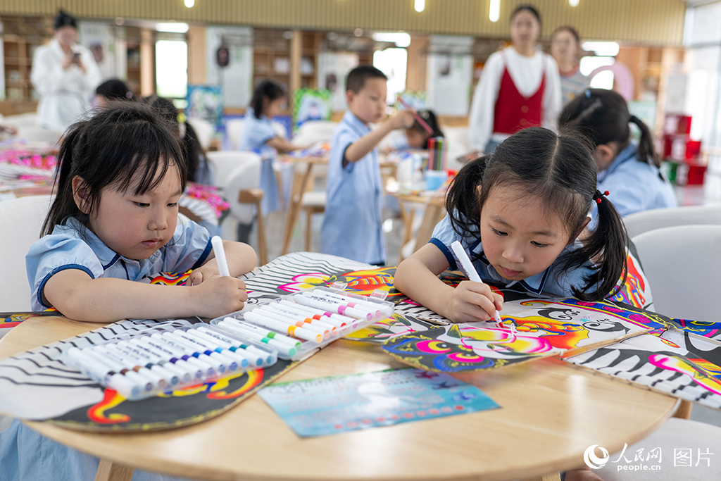2025年4月17日，在浙江省嘉兴市余新镇长秦村，一群小朋友正在亲手制作纸鸢，体验非遗手工带来的乐趣。