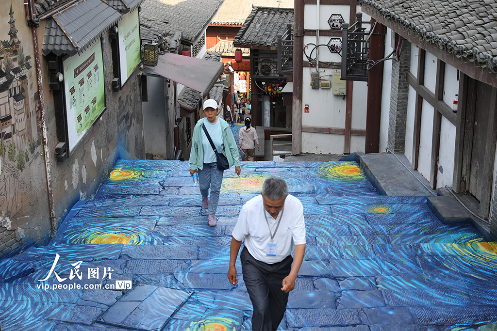 重庆：彩绘步道引客来