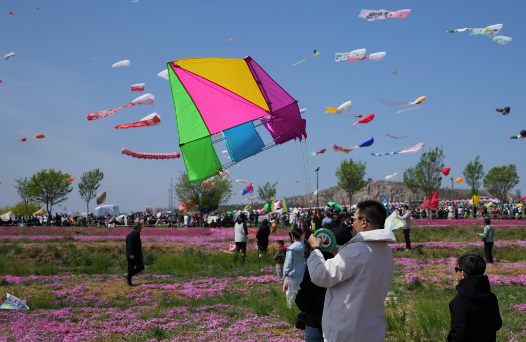 4月19日，在第42届潍坊国际风筝会万人风筝放飞活动上，风筝爱好者在放飞风筝。