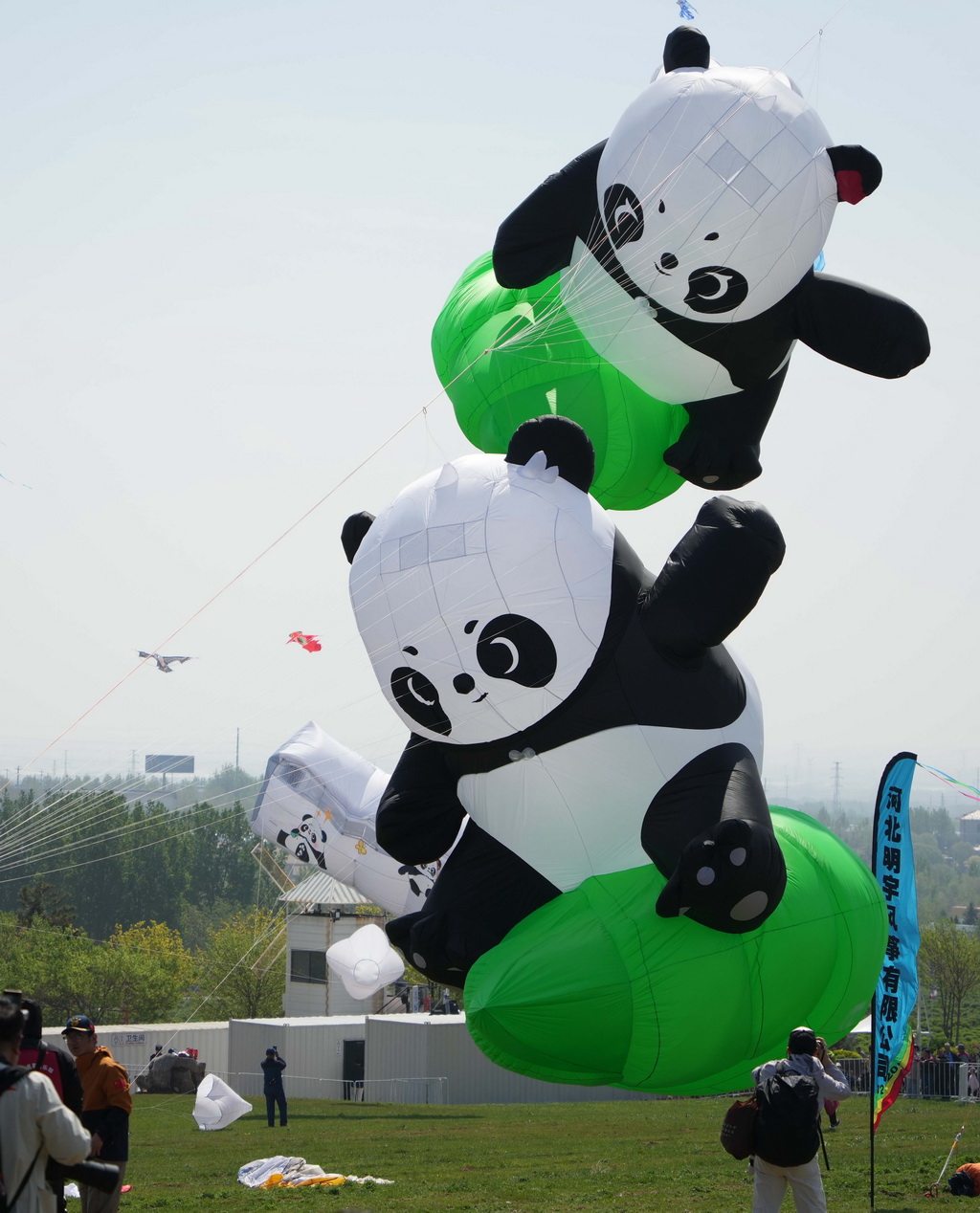 这是第42届潍坊国际风筝会万人风筝放飞活动上的风筝（4月19日摄）。