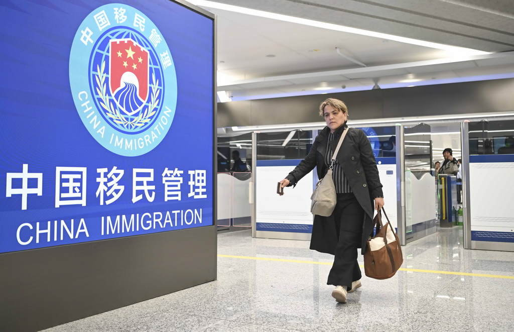 4月19日，一名来自乌兹别克斯坦的旅客走在乌鲁木齐天山国际机场内。