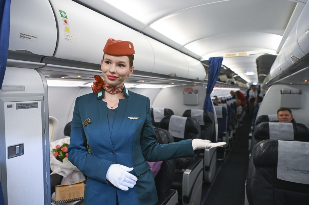 4月19日，乘务员在由乌鲁木齐飞往费尔干纳的HY572航班上引导旅客登机。
