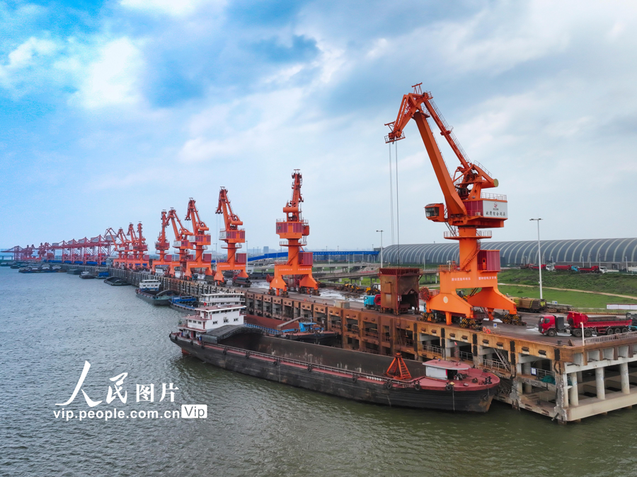 江西南昌：姚湾综合码头装卸作业忙