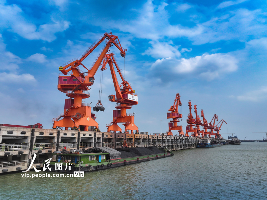 江西南昌：姚湾综合码头装卸作业忙【5】