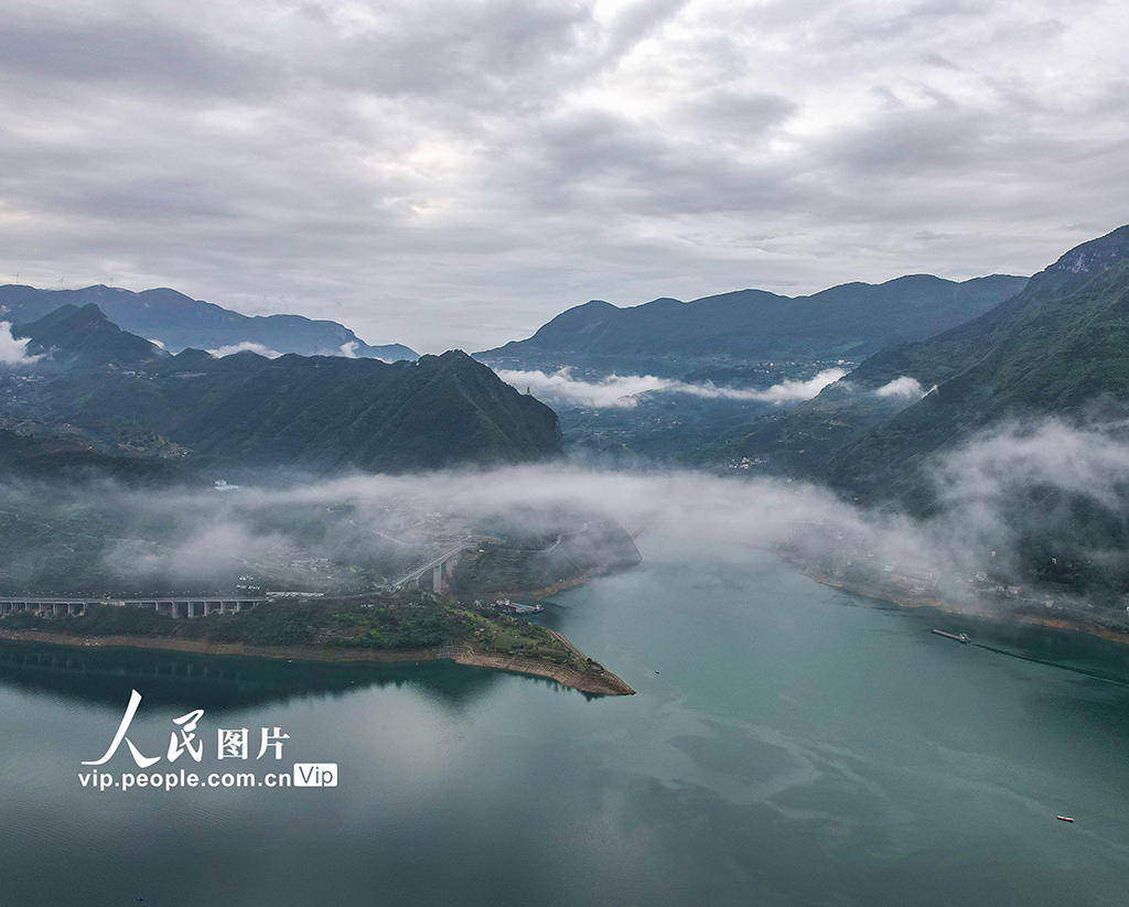 重庆巫山：高峡平湖美如画