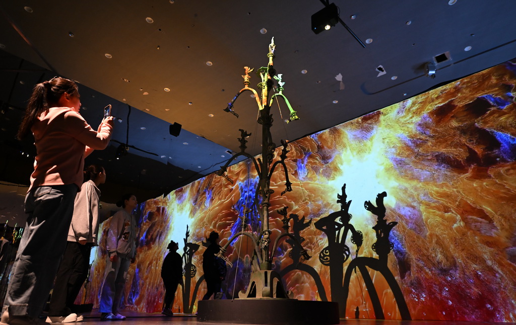 4月22日，观众在观看“一醒惊天下·三星堆沉浸式光影艺术展”。