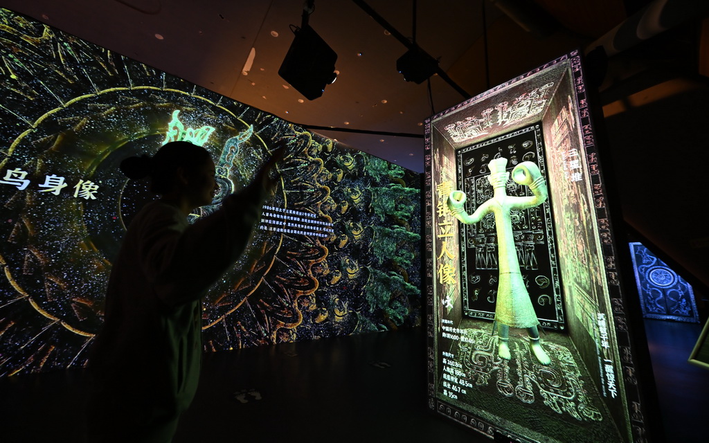 4月22日，观众在“一醒惊天下·三星堆沉浸式光影艺术展”体验一款互动游戏。