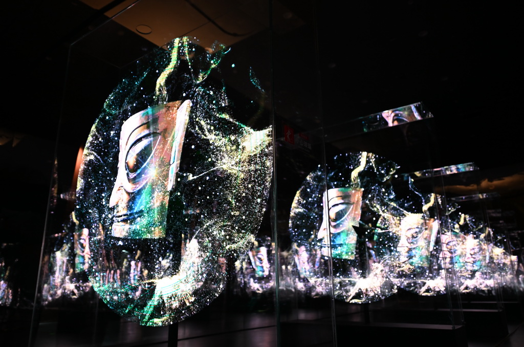 这是“一醒惊天下·三星堆沉浸式光影艺术展”中设置的裸眼全息展区（4月22日摄）。