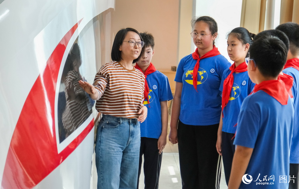 4月23日，学院老师在实训中心为小学生们讲解高铁动车相关知识。