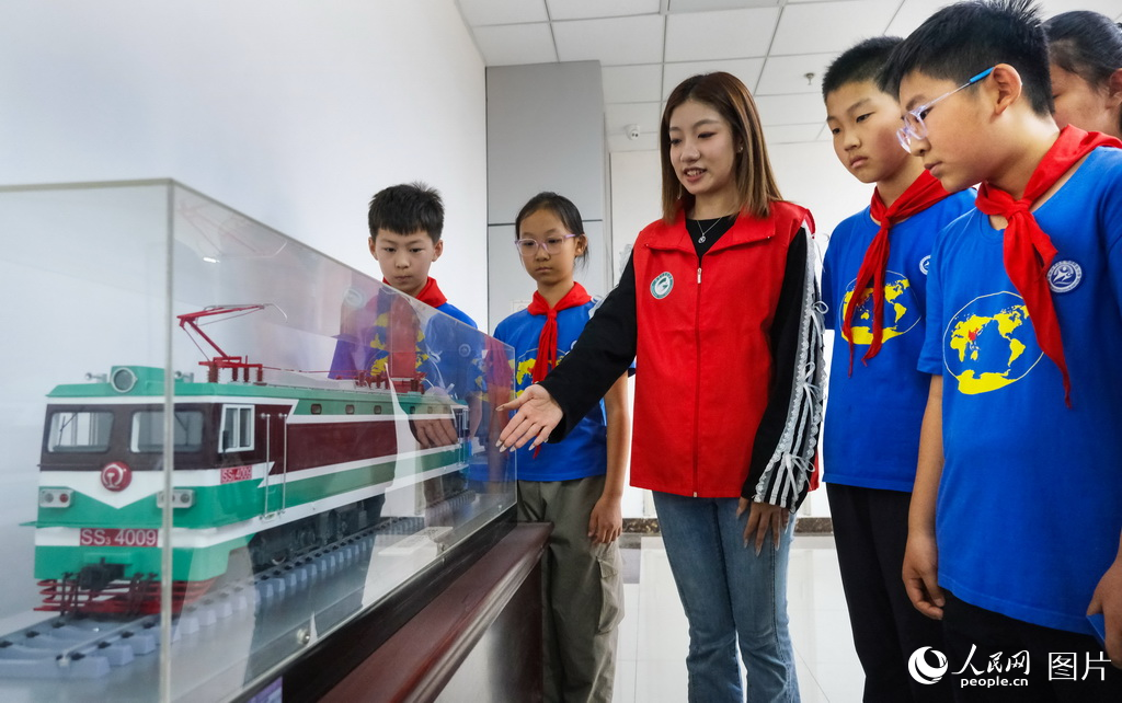 4月23日，学院学生代表为小学生们讲解机车车辆常识。
