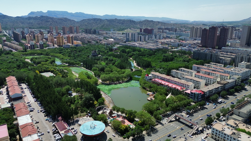这是乌海市人民公园（无人机照片，2024年8月15日摄）。新华社发（赵政宇摄）