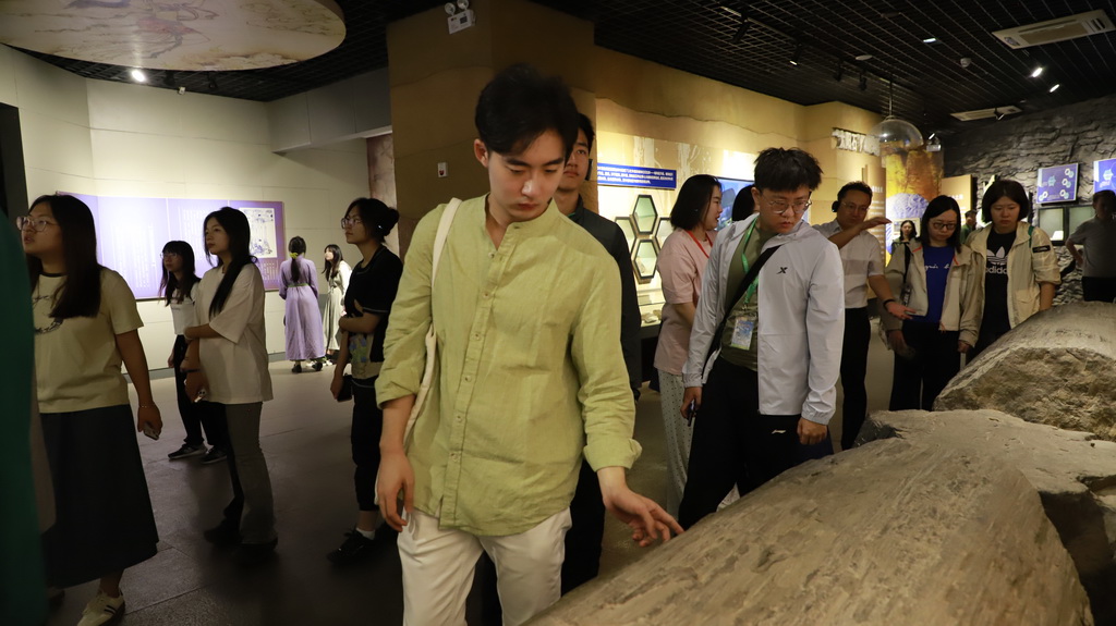 游人在乌海煤炭博物馆参观（2024年7月28日摄）。新华社发（赵政宇摄）