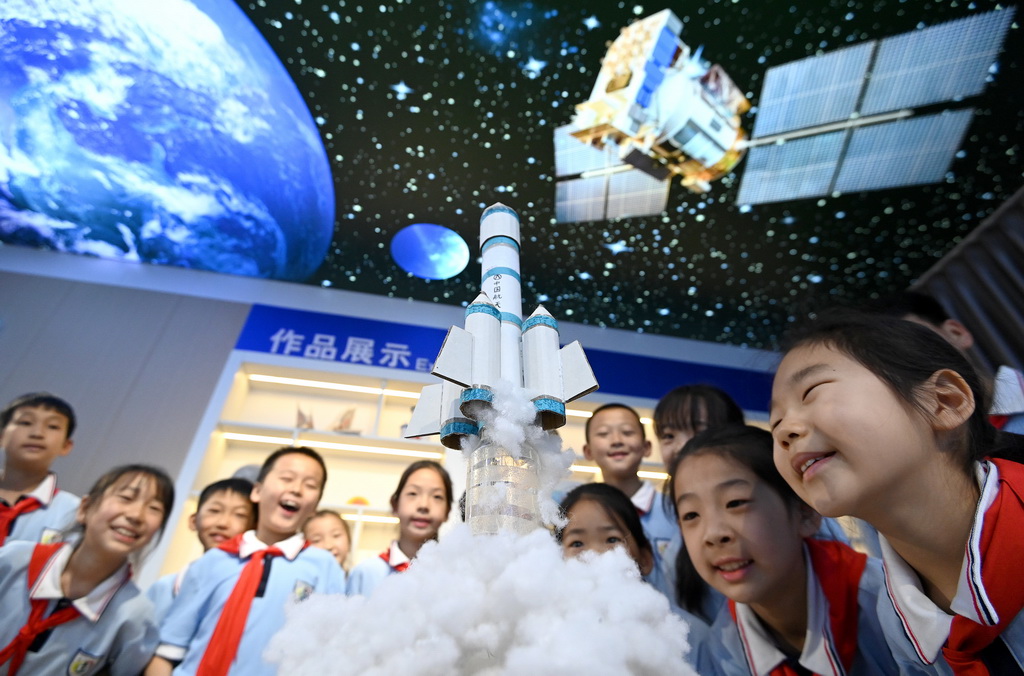 4月24日，河北省邯郸市复兴区铁路小学的学生在参观同学自制的火箭发射模型。新华社发（郝群英 摄）