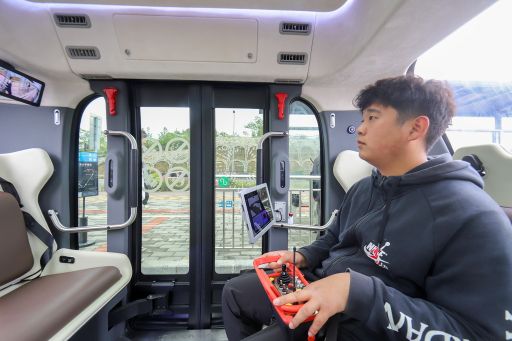 4月24日，安全员在调试无人驾驶公交车。新华社记者 刘续 摄