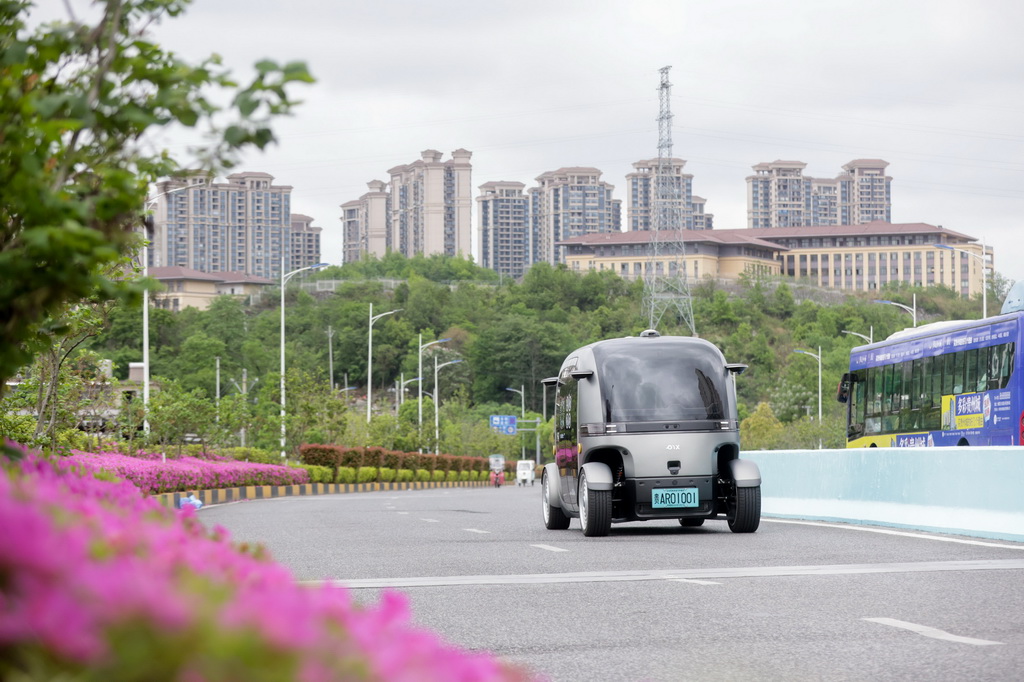 贵州首条无人驾驶公交车线路试运营